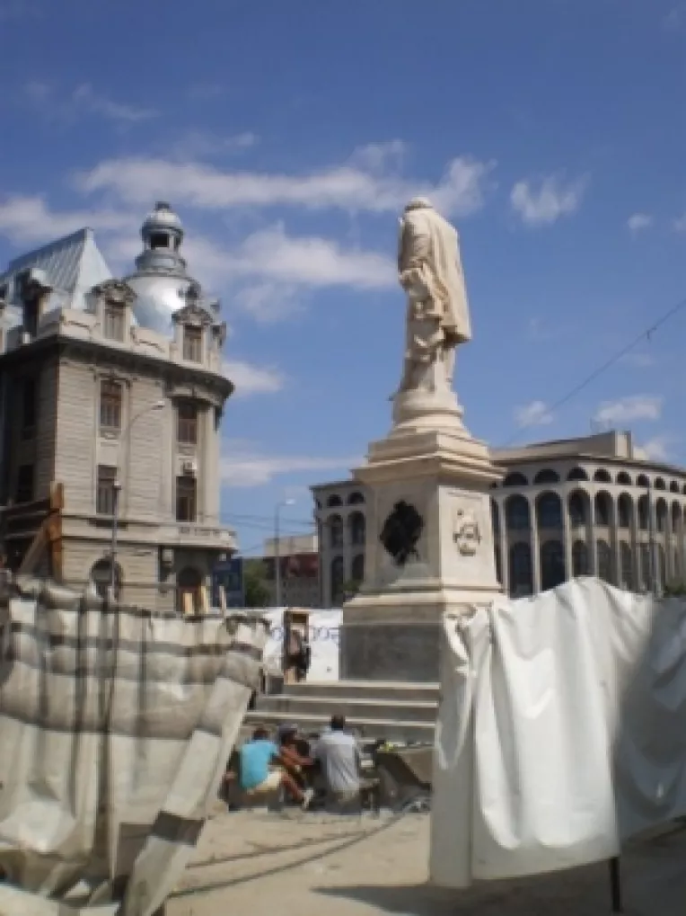 A inceput mutarea in Parcul Izvor a statuilor de la Universitate:  Ion Heliade Radulescu, Mihai Viteazul, Gheorghe Lazar si Spiru Haret