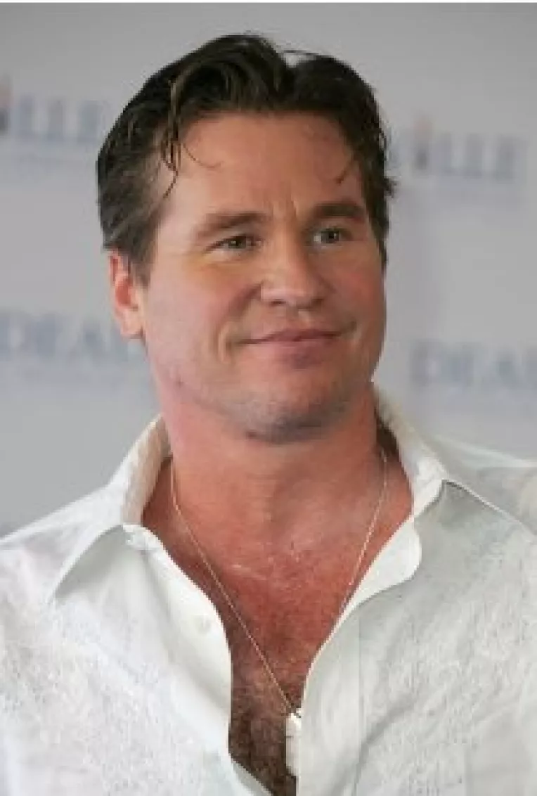Actorul Val Kilmer a fost internat in spital dupa ce gatul a inceput sa-i sangereze
