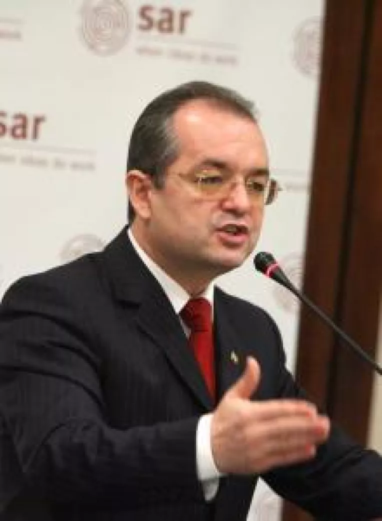 Afacerile cu resurse naturale, scoase la lumina