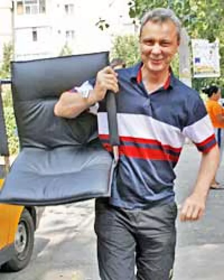 Avocatul Popescu si-a cumparat doua scaune in loc