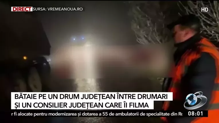 Bataie pe un drum judetean intre drumarii veniti sa inlature poleiul si un consilier care ii filma