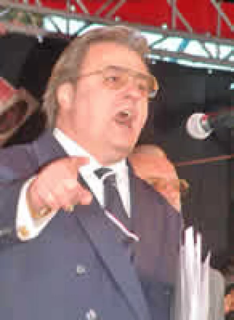 Corneliu Vadim Tudor s-a retras din conducerea PRM