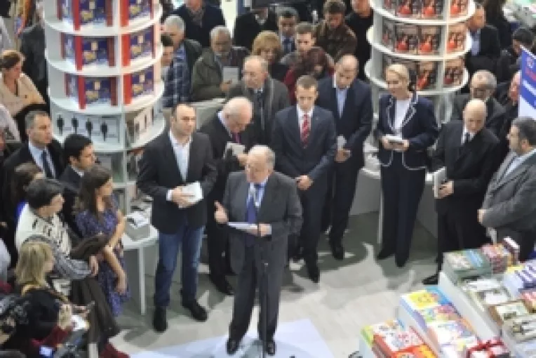 DeCeNews : Iliescu, la Gaudeamus: Referirea la Basescu, o obsesie a lui Nastase