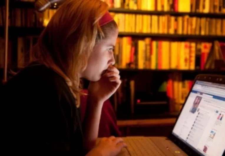 Dependenta de Facebook