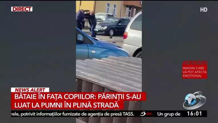 Doi parinti s-au luat la bataie in fata copiilor. Scandalul ar fi pornit din cauza unei invatatoare.