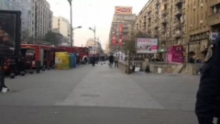 Incendiu intr-un bloc din Piata Romana din Capitala: Un om are arsuri pe 2o la suta din corp