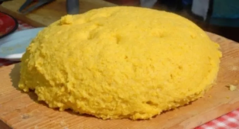 Mamaliga, regina bucatariei romanesti, este un preparat culinar apreciat de multe popoare, nu doar de romani