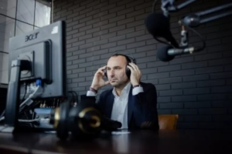 Marius Tuca se intoarce: SMART FM, TINETI APROAPE!