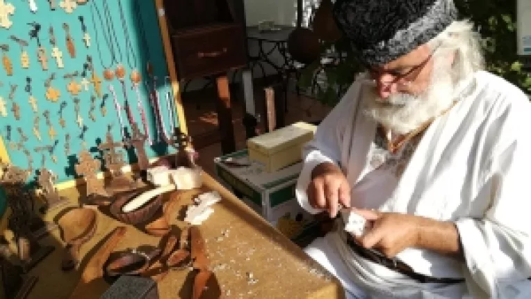 Mesterul popular din Scheia, Suceava: Orice lemn este bun pentru sculptura, pentru ca este lasat de la Dumnezeu!