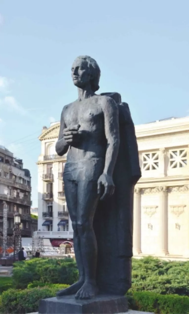 Mihai Eminescu intr-o pozitie hieratica, cu chipul ingandurat si melancolic