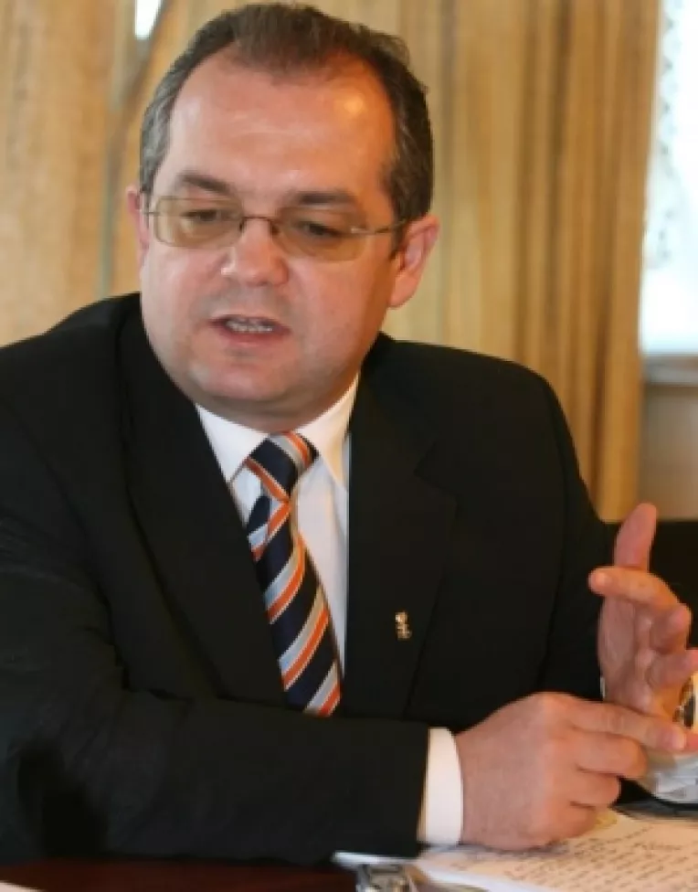 Premierul Emil Boc convoaca mai multi ministri la Palatul Victoria