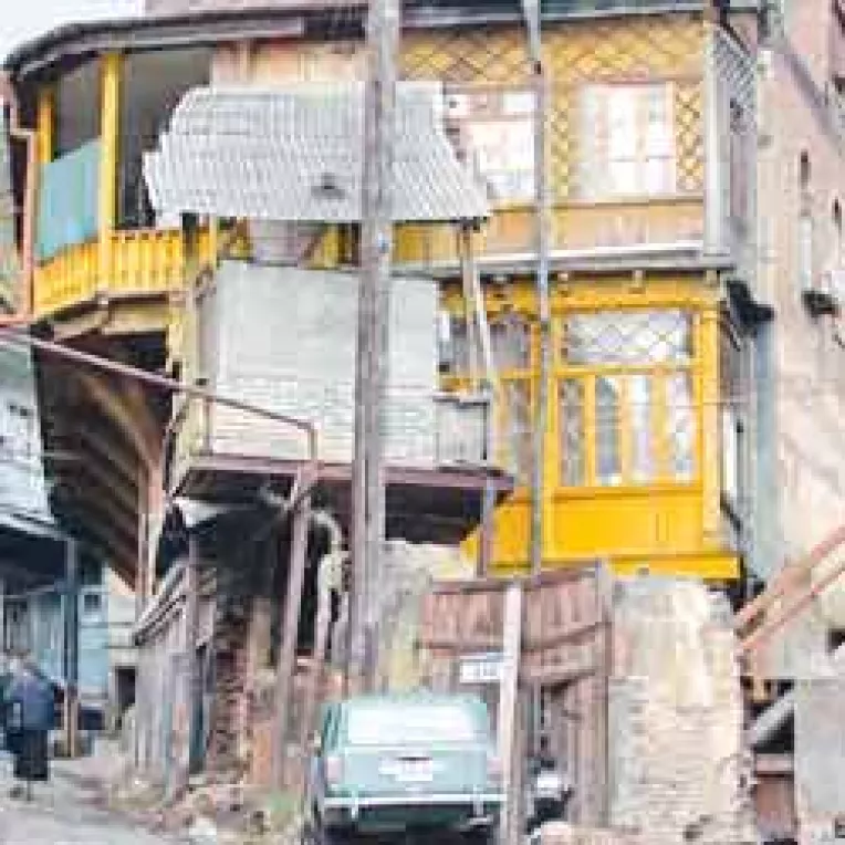 Presedintele rus promite retragerea trupelor din Georgia, dar continua atacul