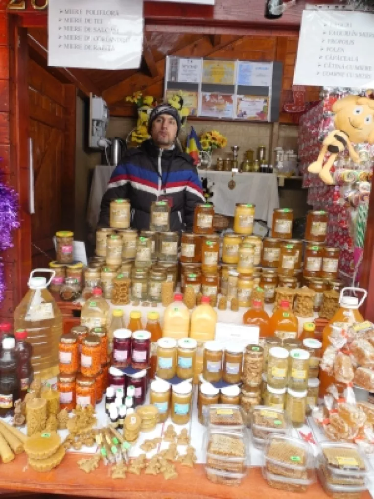 Produse apicole de la familia Zota, la targul de la Universitate