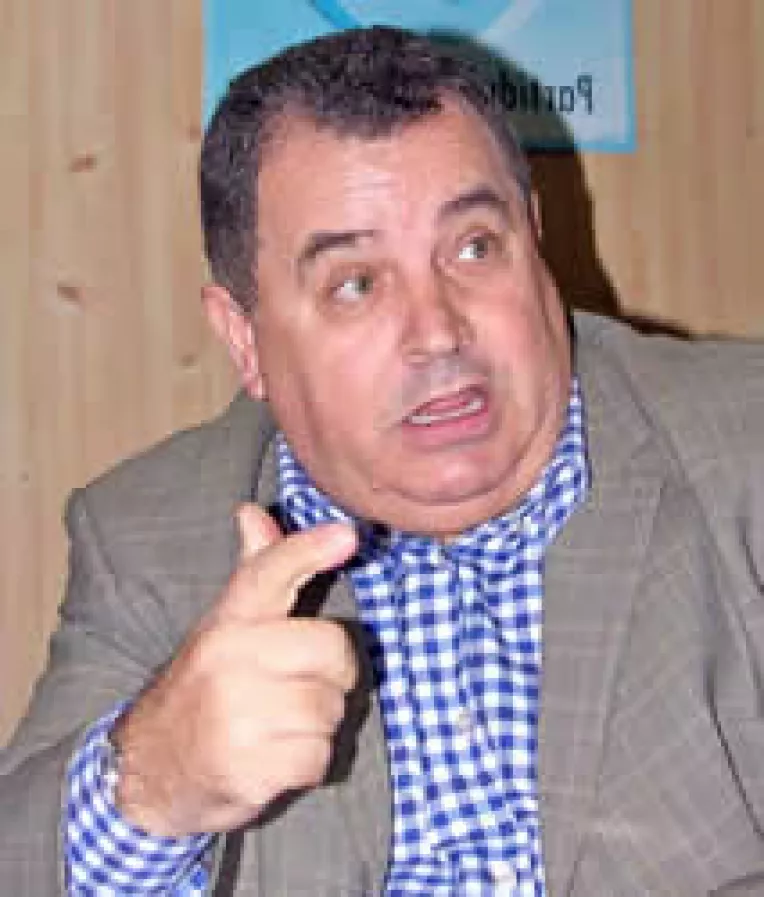 Ramas fara functii in PD, Francu sta cu mana intinsa la PC