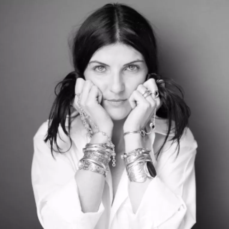 Scriitoarea Chris Simion-Mercurian a vandut casa bunicilor pentru a construi un teatru!