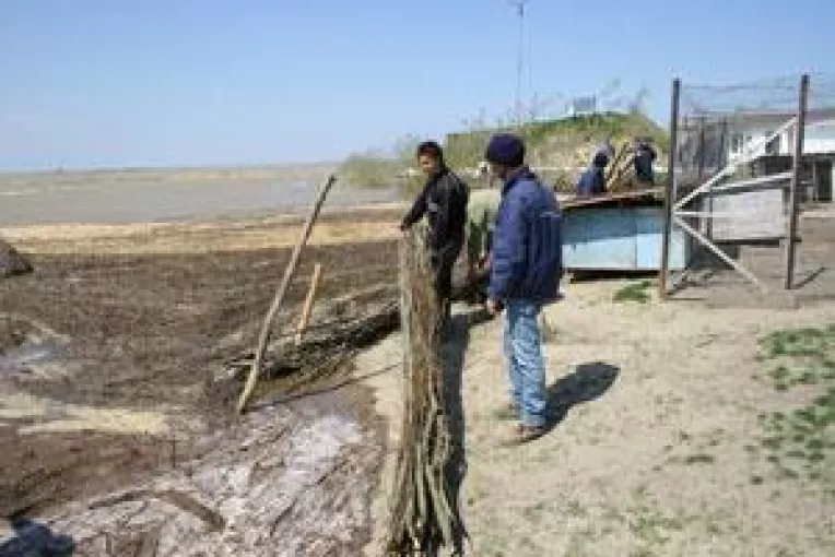 Sinistratii, ucenici pe santierul din ograda