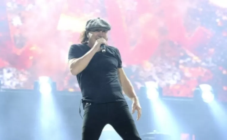 Solistul Brian Johnson al trupei rock AC/DC risca sa-si piarda auzul