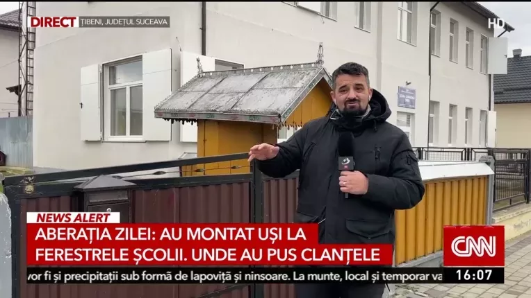 Usi cu clante montate la ferestrele scolii din Tibeni, Suceava