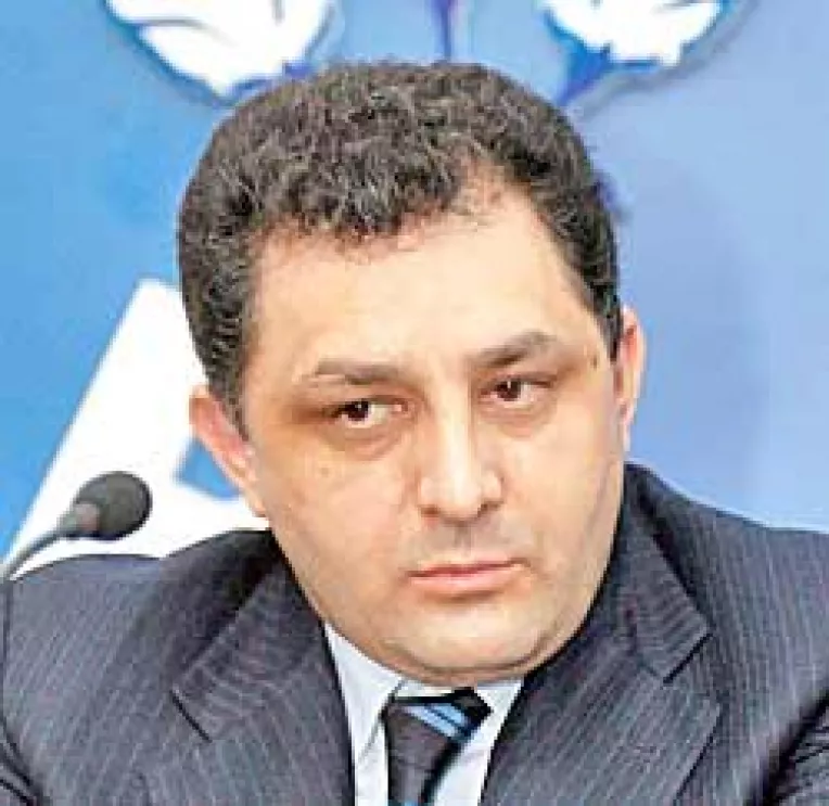 Vanghelie, cu tunurile pe Adriean Videanu